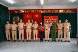 Phòng Cảnh sát giao thông được Ủy ban nhân dân tỉnh Kon Tum khen thưởng đã có thành tích đột xuất trong công tác đấu tranh phòng, chống tội phạm