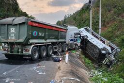 Tai nạn giữa xe khách và xe tải khiến 1 người tử vong, nhiều người bị thương