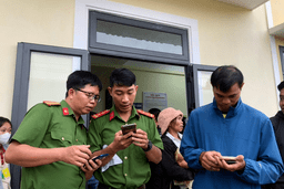 Công an xã Đăk Ui phối hợp với Đoàn thanh niên xã hỗ trợ người dân thực hiện dịch vụ công trực tuyến cấp Căn cước