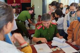 Công an xã Mô Rai tích cực hỗ trợ nhân dân đưa trẻ em dưới 14 tuổi đi làm thẻ căn cước