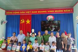 “Cùng em đến trường” tại Trường Tiểu học xã Đăk Ruồng, huyện Kon Rẫy