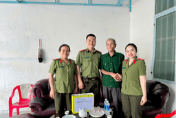 Chi bộ Phòng Hồ sơ nghiệp vụ tổ chức thăm, tặng quà cho người có công cách mạng trên địa bàn