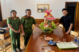 Công an xã Đăk La đến thăm, tặng quà chức mừng các giáo xứ nhân dịp Lễ Phục sinh năm 2025