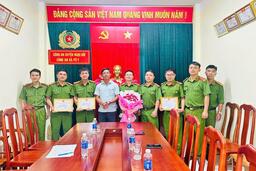 Công an xã Pờ Y nhận giấy khen vì thành tích đấu tranh phòng, chống tội phạm