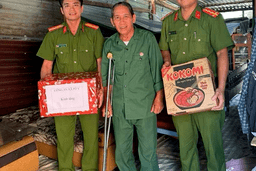 Công an xã Pờ Y tổ chức thăm hỏi, động viên các gia đình chính sách nhân kỷ niệm 50 năm Ngày Giải phóng miền Nam, thống nhất đất nước