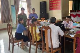 Công an xã Đắk Xú phối hợp thực hiện công tác tái hoà nhập cộng đồng đối với người chấp hành xong án phạt tù.
