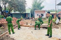 Công an xã Đăk Ang nỗ lực thi đua xóa nhà tạm, nhà dột nát