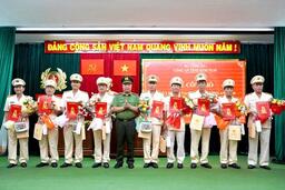 Công bố Quyết định nghỉ công tác hưởng chế độ hưu trí và Quyết định thăng cấp bậc hàm, nâng lương năm 2025