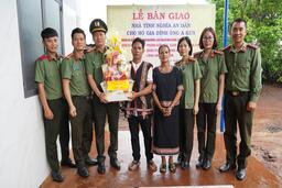 Phòng Hậu cần tổ chức bàn giao nhà tình nghĩa An Dân tại xã Ia Chim, thành phố Kon Tum