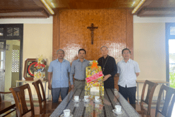 Công an tỉnh Kon Tum thăm, tặng quà các cơ sở Công giáo dịp Lễ Phục sinh năm 2023