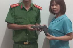 Công an thành phố Kon Tum biểu dương công dân giao nộp vũ khí
