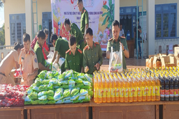 Ngọc Hồi: Phát động phong trào toàn dân bảo vệ an ninh Tổ quốc và tặng quà các hộ gia đình có hoàn cảnh khó khăn tại xã Sa Loong
