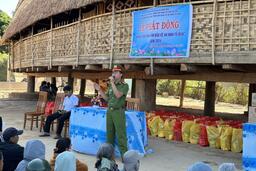 Đăk Hà: Phát động phong trào toàn dân bảo vệ an ninh Tổ quốc năm 2024 và trao tặng quà cho các hộ nghèo trên địa bàn xã Ngọk Réo
