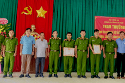 Khen thưởng Công an xã đầu tiên của tỉnh Kon Tum hoàn thành cấp Căn cước công dân gắn chip điện tử