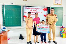 ​Trao học bổng "Nâng bước em đến trường" cho con em cán bộ Công an tỉnh Kon Tum