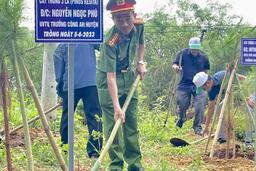 Công an huyện Kon Rẫy trồng cây xanh tạo cảnh quan đèo Măng Đen
