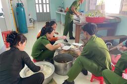 Đoàn thanh niên hội phụ nữ Trại Tạm Giam tổ chức nấu cơm từ thiện tại bệnh viện đa khoa tỉnh Kon Tum