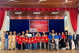Phòng Cảnh sát giao thông Công an tỉnh Kon Tum tổ chức chương trình “Gắn kết yêu thương” nhân dịp kỷ niệm 50 năm ngày Giải phóng miền Nam, thống nhất đất nước; 139 năm Ngày quốc tế lao động (01/5/1886-01/5/2025)