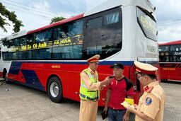 Phòng Cảnh sát giao thông Công an tỉnh Kon Tum tăng cường kiểm tra, bảo đảm trật tự an toàn giao thông tại Bến xe khách Ngọc Hồi trong dịp nghĩ lễ 30/4, 01/5