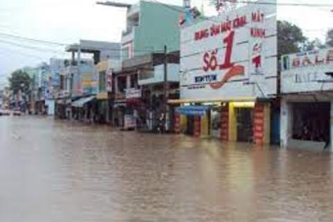 Khẩn trương khắc phục tình trạng ngập các tuyến đường trên địa bàn thành phố Kon Tum