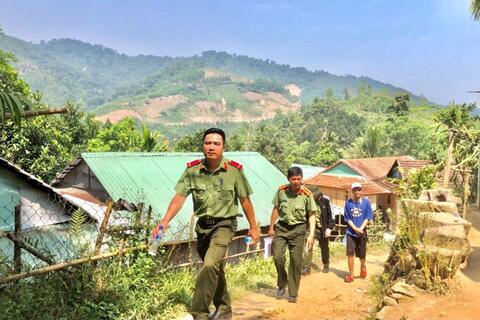 Kon Plông: Giúp đỡ các hộ dân thôn Măng Nách xây dựng nông thôn mới và thực hiện các công tác dân vận của lực lượng Công an