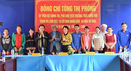 Description: http://baokontum.com.vn/uploads/Image/2018/06/28/20180628164217tang-qua-cho-nguoi-ngheo-xa-dak-ro-ong.jpg