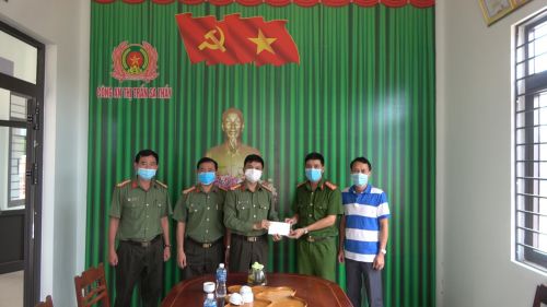 tặng quà CA thị trấn 