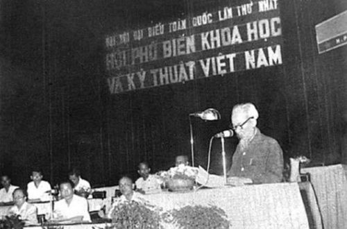 Chủ tịch Hồ Chí Minh phát biểu tại Đại hội Đại biểu toàn quốc lần thứ nhất Hội Phổ biến khoa học và kỹ thuật Việt Nam. Ảnh tư liệu.