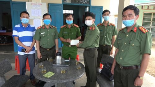 trao quà cho CAX rờ Koi
