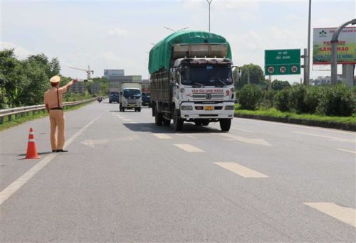 Ba tháng cao điểm kiểm tra, xử lý vi phạm trên các tuyến giao thông | Giao thông | Vietnam+ (VietnamPlus)