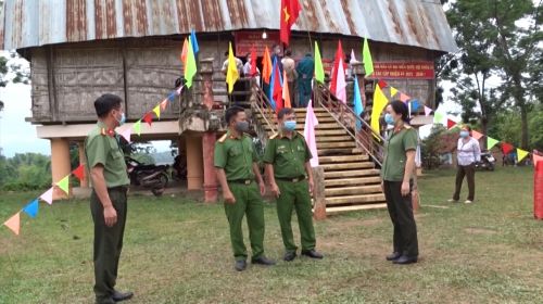 Thượng tá TRần thị thu phước kiểm tra bầu cử