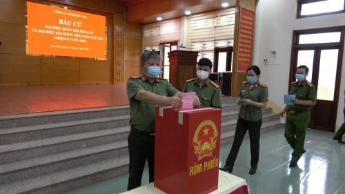 Sếp NHật bỏ phiếu