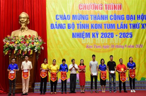 Description: http://baokontum.com.vn/uploads/Image/2020/09/30/20200930122416trao-giai-cho-cac-ca-nhan-don-vi-dat-thanh-tich-cao-trong-hoi-thao-thanh-nien-nam-2020.jpg