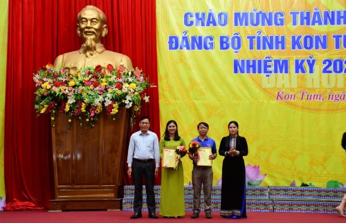 Description: http://baokontum.com.vn/uploads/Image/2020/09/30/20200930122355trao-giai-cho-cac-doi-nhom-tuyen-truyen-ca-khuc-cach-mang..jpg