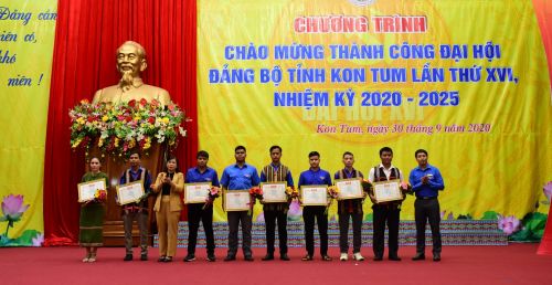 Description: http://baokontum.com.vn/uploads/Image/2020/09/30/20200930122145tuyen-duong-10-thanh-nien-dan-toc-thieu-so-thanh-nien-ton-giao-tieu-bieu-nam-2020.jpg