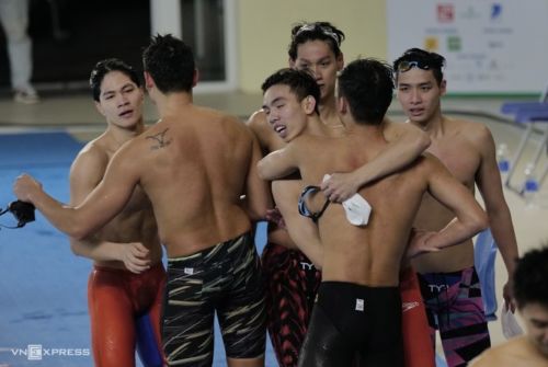 Các thành viên tuyển bơi Việt Nam ôm nhau ăn mừng. Ảnh: Ngọc Thành