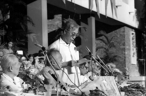 Đồng chí Mai Chí Thọ, Phó Chủ tịch UBND Thành phố đọc diễn văn tại buổi mít tinh đổi tên thành phố Sài Gòn - Gia Định là thành phố Hồ Chí Minh ngày 2/7/1976. (Nguồn: Ảnh tư liệu)
