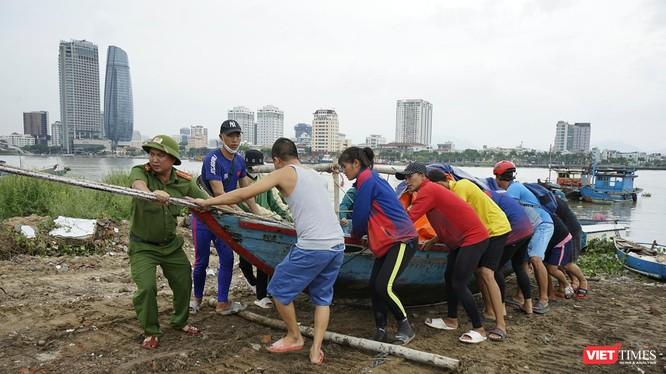Từ 12h ngày 27/9, Đà Nẵng dừng họp chợ, lao động nghỉ làm để tránh bão Noru