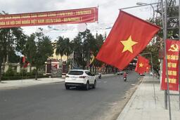 Treo cờ và khẩu hiệu tuyên truyền kỷ niệm 49 năm Ngày Giải phóng miền Nam thống nhất đất nước