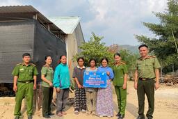 Công an thành phố Kon Tum: Trao tặng heo giống cho các hộ gia đình có hoàn cảnh khó khăn tại xã Hoà Bình