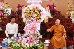 Lãnh đạo Công an tỉnh Kon Tum thăm, chúc mừng Đại lễ Phật đản năm 2023