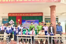 Công an huyện Đăk Hà tuyên truyền pháp luật về an toàn giao thông, phòng tránh tệ nạn xã hội và phòng cháy chữa cháy, cứu hộ cứu nạn