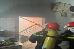Lực lượng Cảnh sát phòng cháy, chữa cháy và cứu nạn, cứu hộ kịp thời dập tắt đám cháy tại nhà dân
