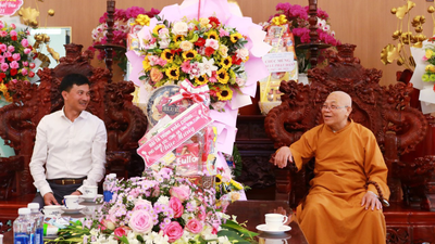 Lãnh đạo Công an tỉnh Kon Tum thăm, chúc mừng Đại lễ Phật đản năm 2023