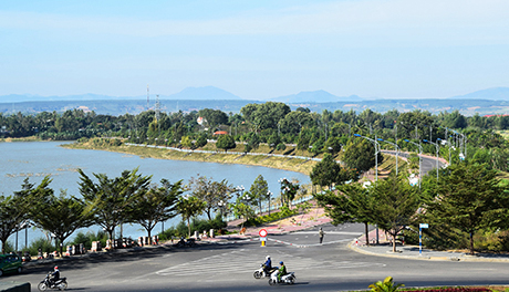 Description: http://baokontum.com.vn/uploads/Image/2018/08/09/20180809145800bo-ke-song-dak-la-mot-diem-nhan-trong-khong-gian-do-thi-kon-tum.jpg