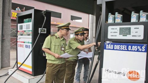 Lá»±c lÆ°á»£ng chá»©c nÄng kiá»m tra hoáº¡t Äá»ng kinh doanh xÄng dáº§u táº¡i xÃ£ Minh Äá»©c (Viá»t YÃªn).