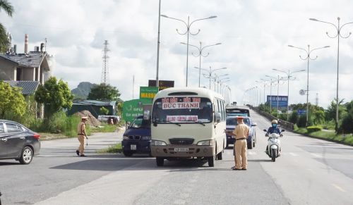 Lực lượng chức năng kiểm soát tại chốt cầu Đá Vách. Ảnh: Minh Đức