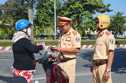 ThÆ°á»£ng Ãºy Nguyá»n VÄn Lá»£i (giá»¯a) Äang cÃ¹ng tá» cÃ´ng tÃ¡c tuáº§n tra, kiá»m soÃ¡t trÃªn tuyáº¿n quá»c lá» 60.