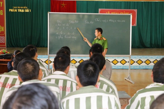 Lớp học xóa mù chữ năm 2018 của Trại giam số 3 có 28 phạm nhân không biết chữ hoặc tái mù chữ tham gia