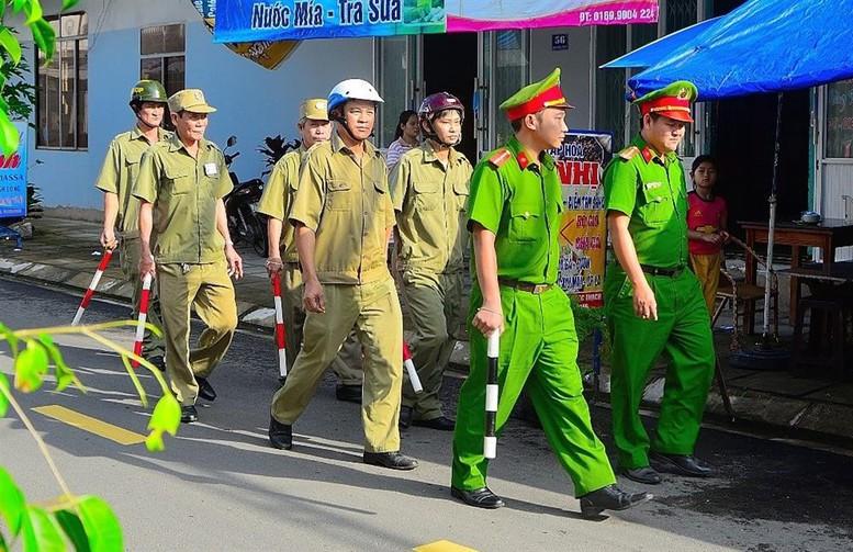 Lực lượng tham gia bảo vệ an ninh, trật tự ở cơ sở được trang bị dùi cui, áo giáp chống đâm- Ảnh 1.